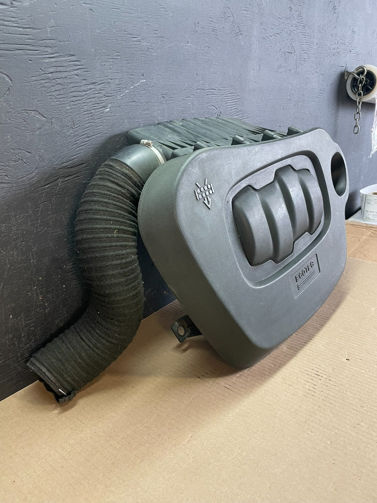 2006 to 2011 Chevrolet HHR Engine Motor Cover Shield AE3441 DG2