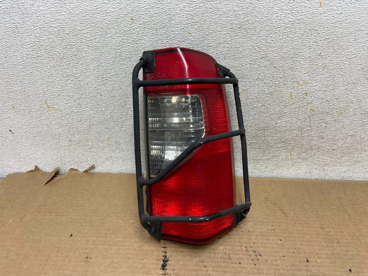 2002 2003 2004 Nissan Xterra Right Passenger RH Side Tail Light AH4130 DW0