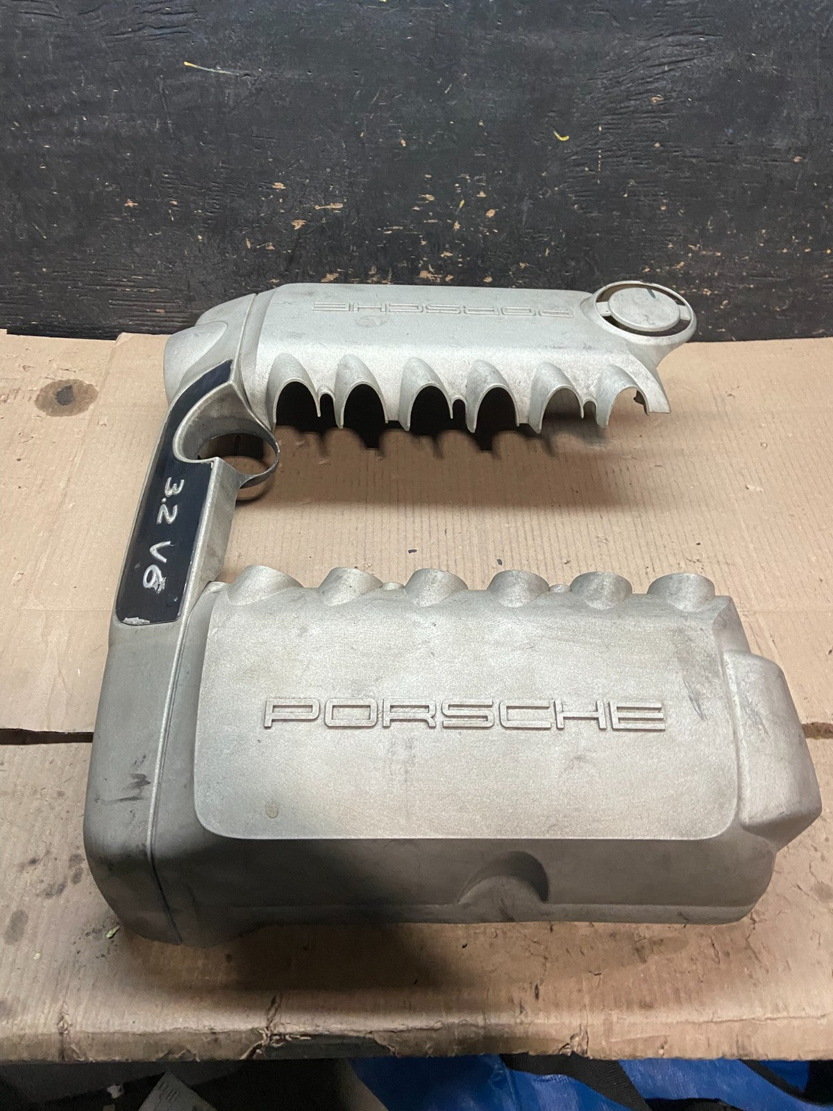2004 to 2006 Porsche Cayenne 3.2L V6 Engine Motor Cover x7675 DG2