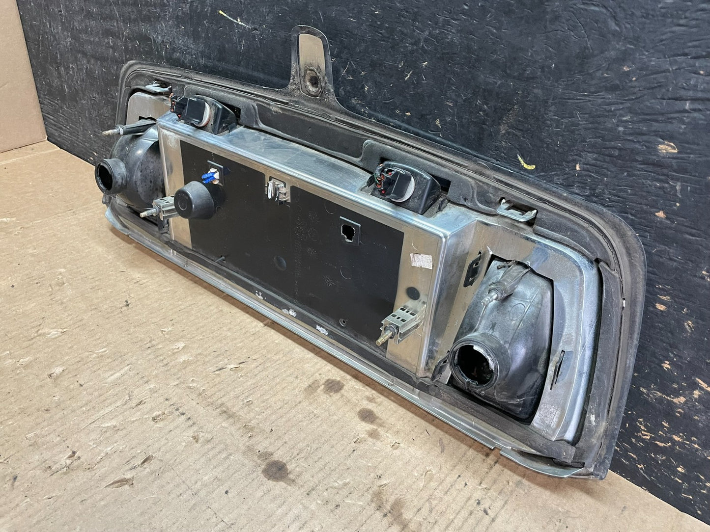 2000- 2002 Lincoln LS Rear Finish Panel Trunk Panel Chrome OEM Y9621  DG9