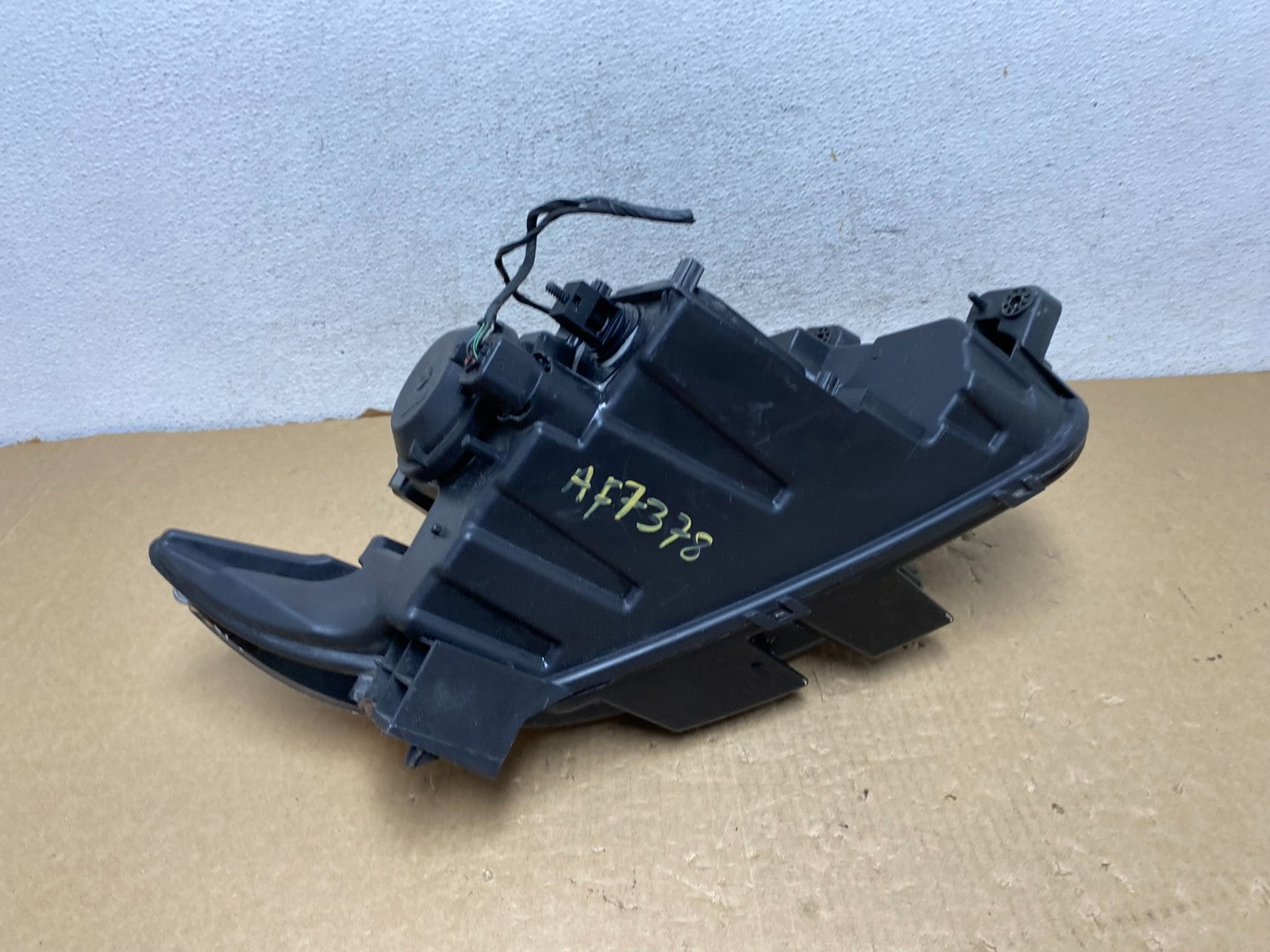 2011 to 2014 Ford Edge Front Left Driver Side Headlight Halogen AF7378 DW6