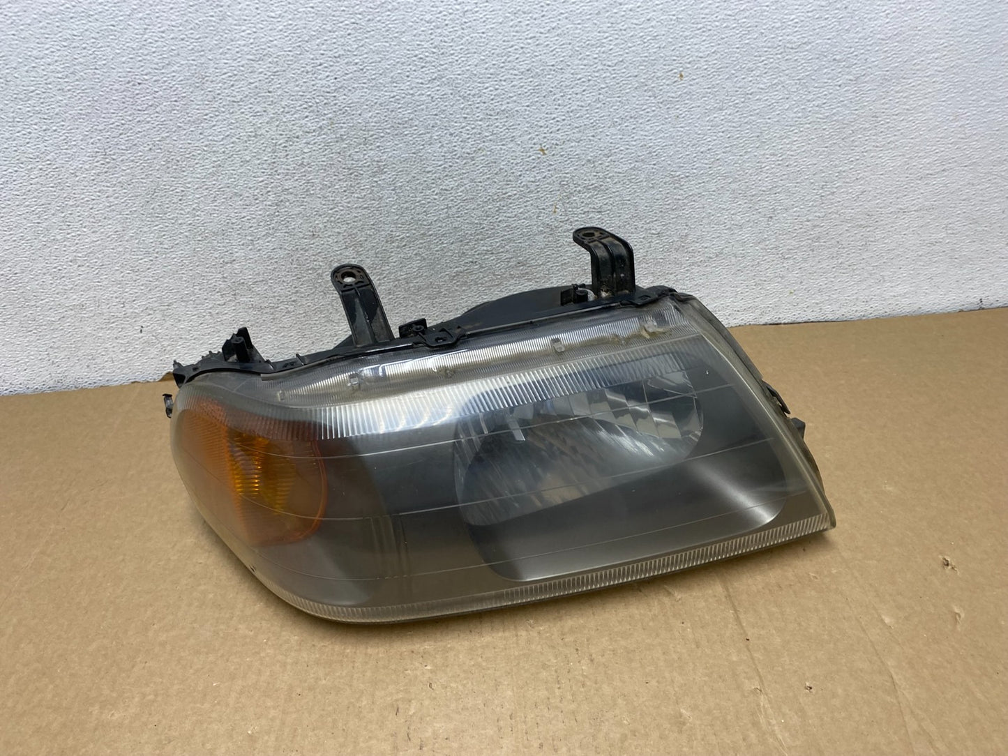 2000 - 2006 Mitsubishi Montero Right Passenger Side Headlight Halogen AG2004 DW0