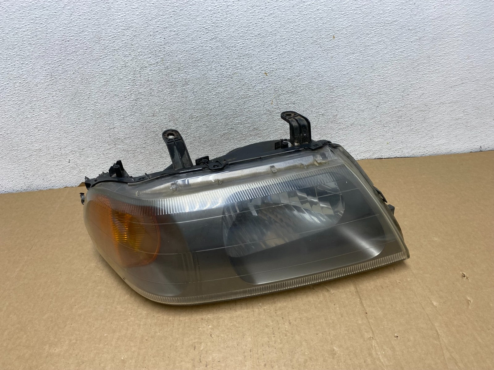 2000 - 2006 Mitsubishi Montero Right Passenger Side Headlight Halogen AG2004 DW0
