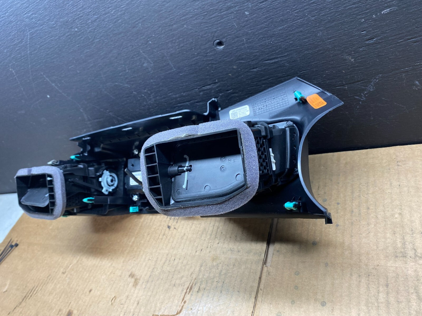 2020 to 2023 Ford  Explorer Console Radio Display Screen Air Vents D2145 DG1 Oem2