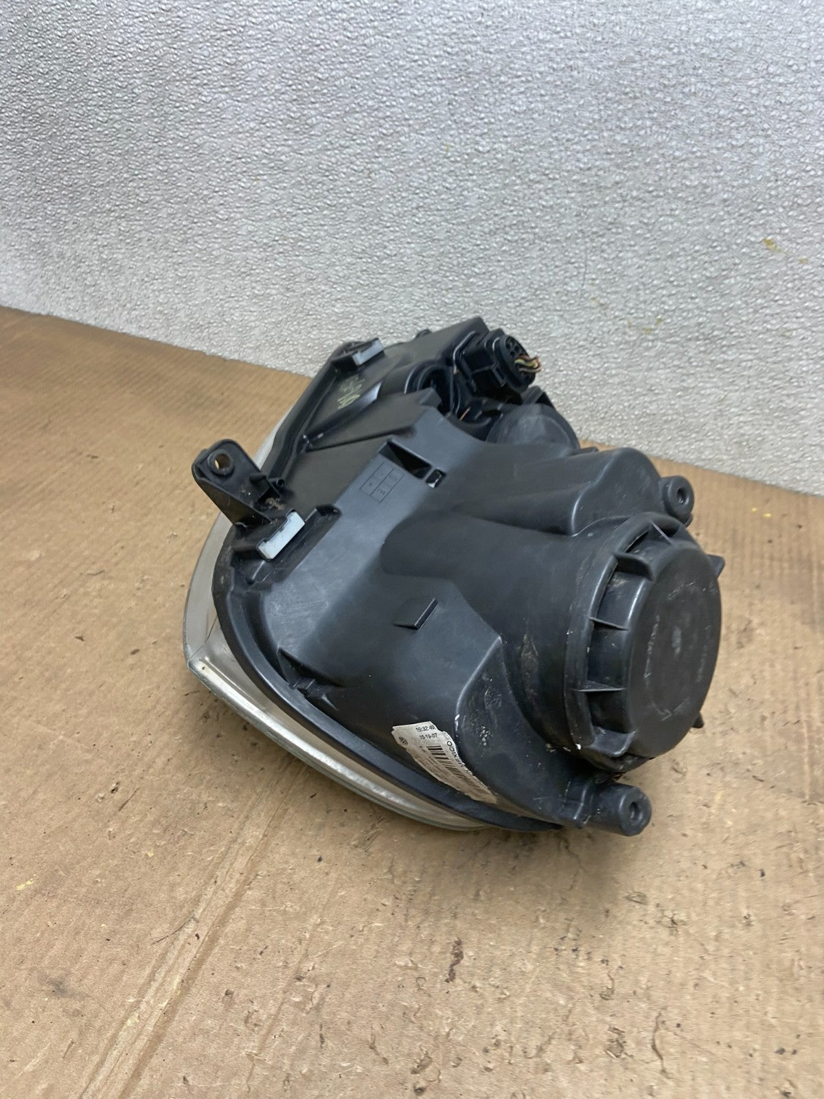 2005 to 2010 Volkswagen Jetta Right Passenger RH Side Headlight Halogen AA69106