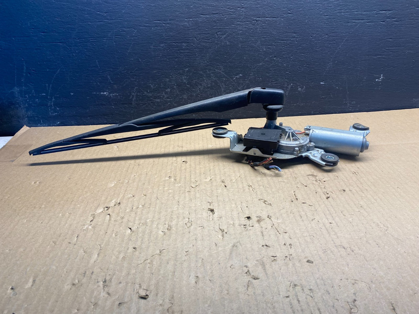 2004 to 2010 BMW X3 E83 Rear Windshield Wiper Motor OEM ac2653 DG1