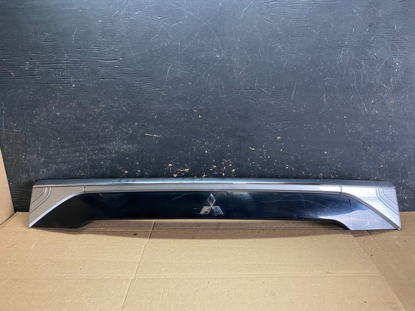 2014-2015 Mitsubishi Outlander Trunk Tailgate Liftgate Center Panel Y9305 DG0