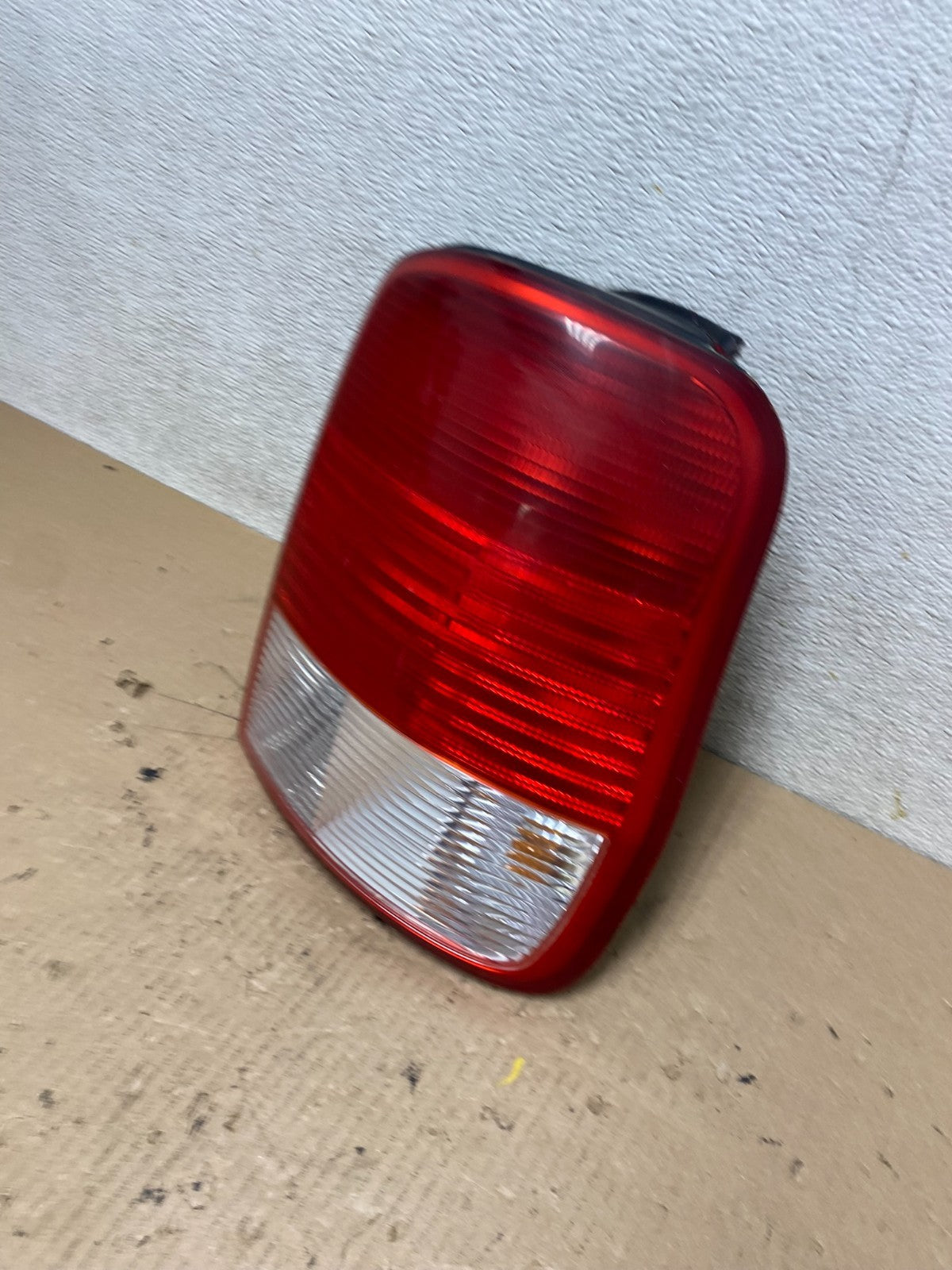 2002 Kia Sedona Right Passenger RH Side Tail Light Oem r8262 DG1