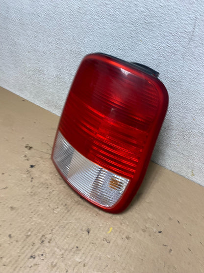 2002 Kia Sedona Right Passenger RH Side Tail Light Oem r8262 DG1