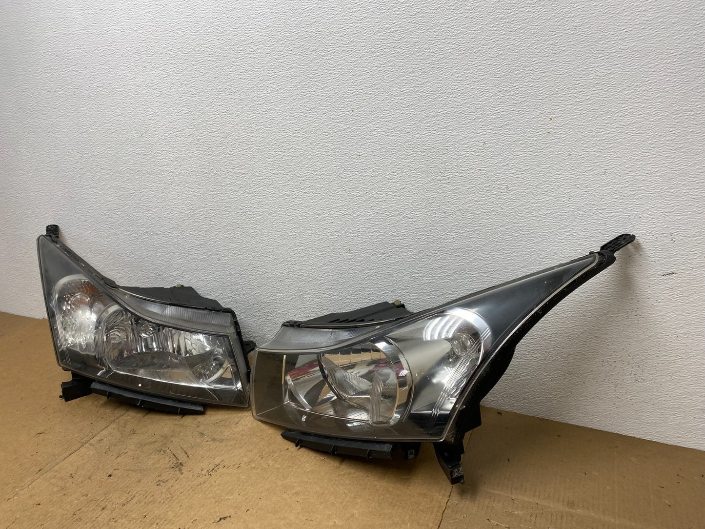 2011 to 2015 Chevrolet Cruze Halogen Left+Right Set Headlights AC3545 DW1