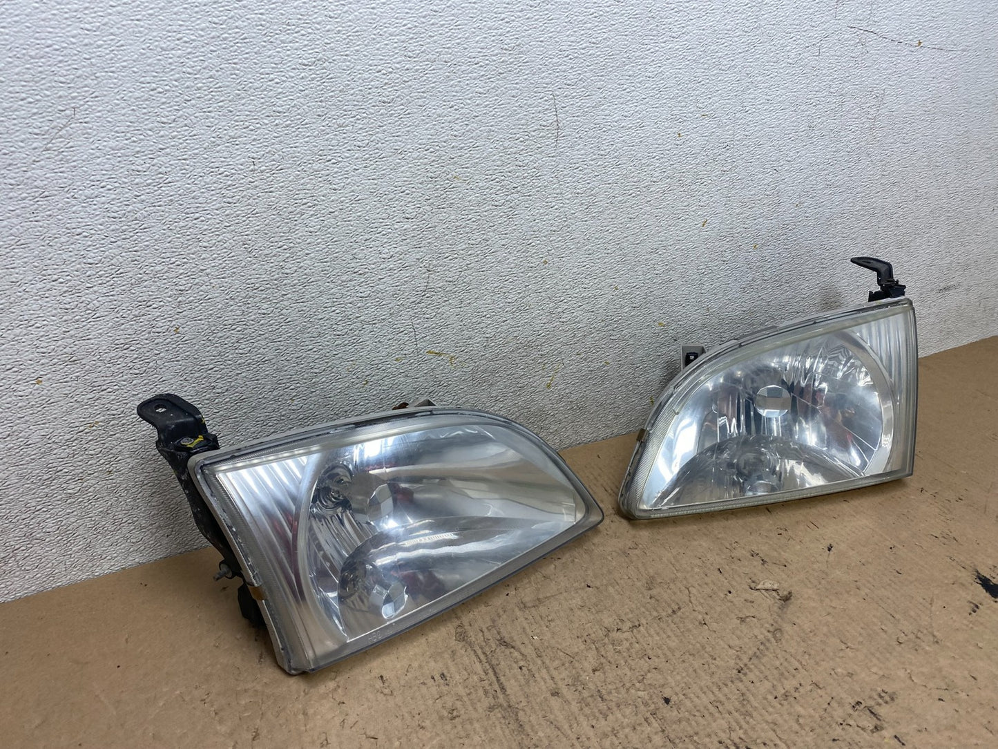 2001 2002 2003 Toyota Sienna Left+Right Side Headlights Halogen Q2902 DW2
