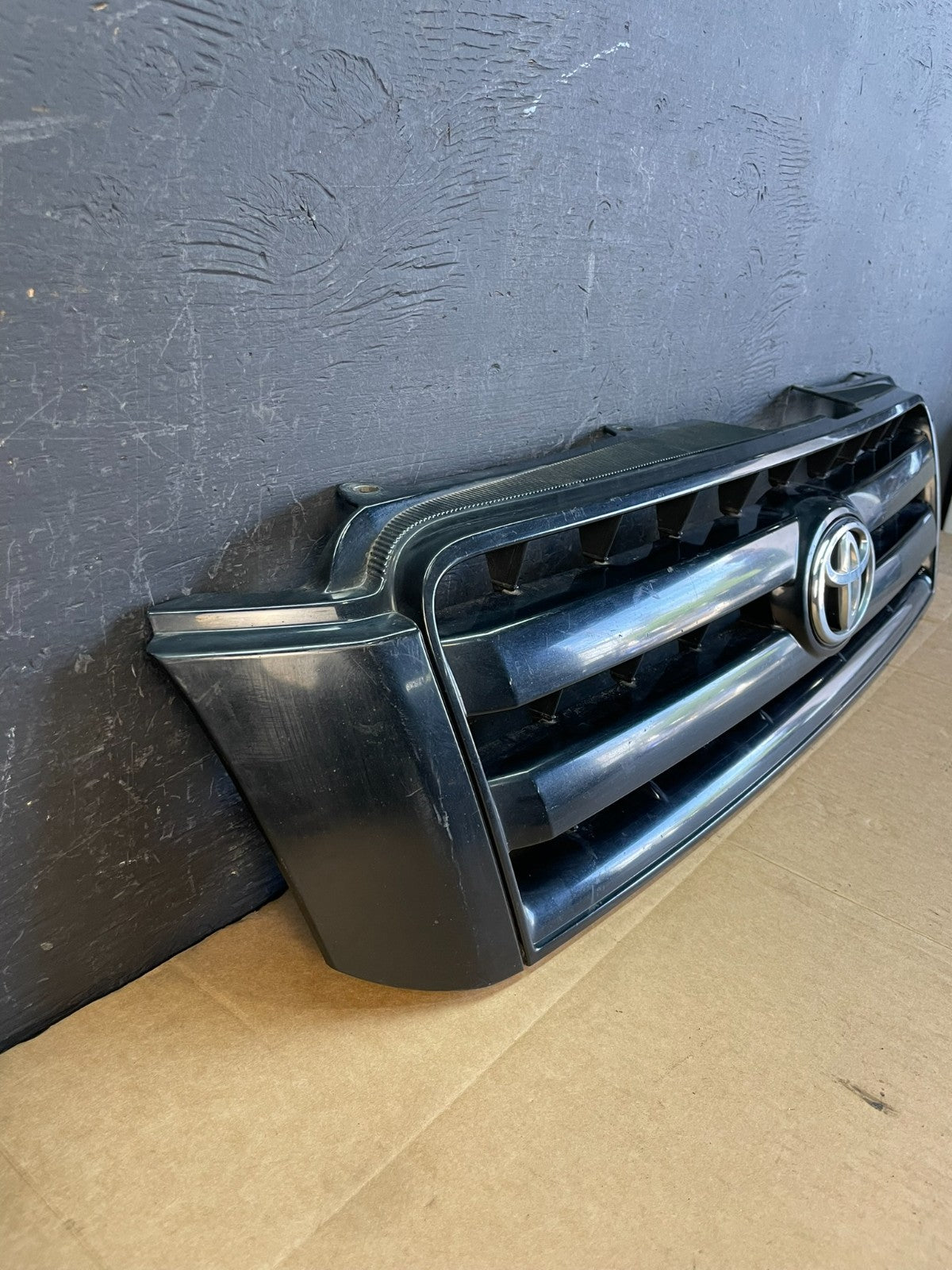 2004 to 2007 Toyota Highlander Front Upper Grille Grill With Emblem AC5014 DG1