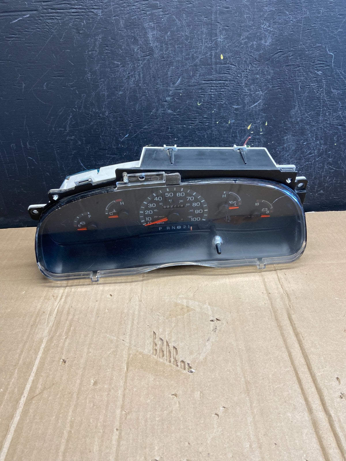 2001-2002 Ford Econoline E250 E350 Van Speedometer Instrument Cluster AD7074 DG0