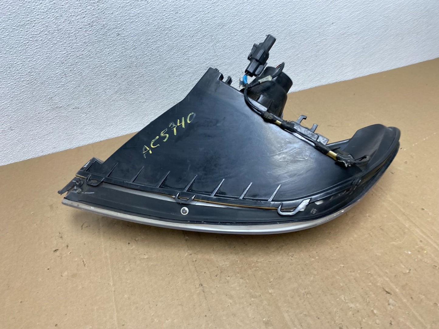 2000 to 2007 Ford Taurus Right Passenger RH Side Halogen Headlight AC5740 DW10