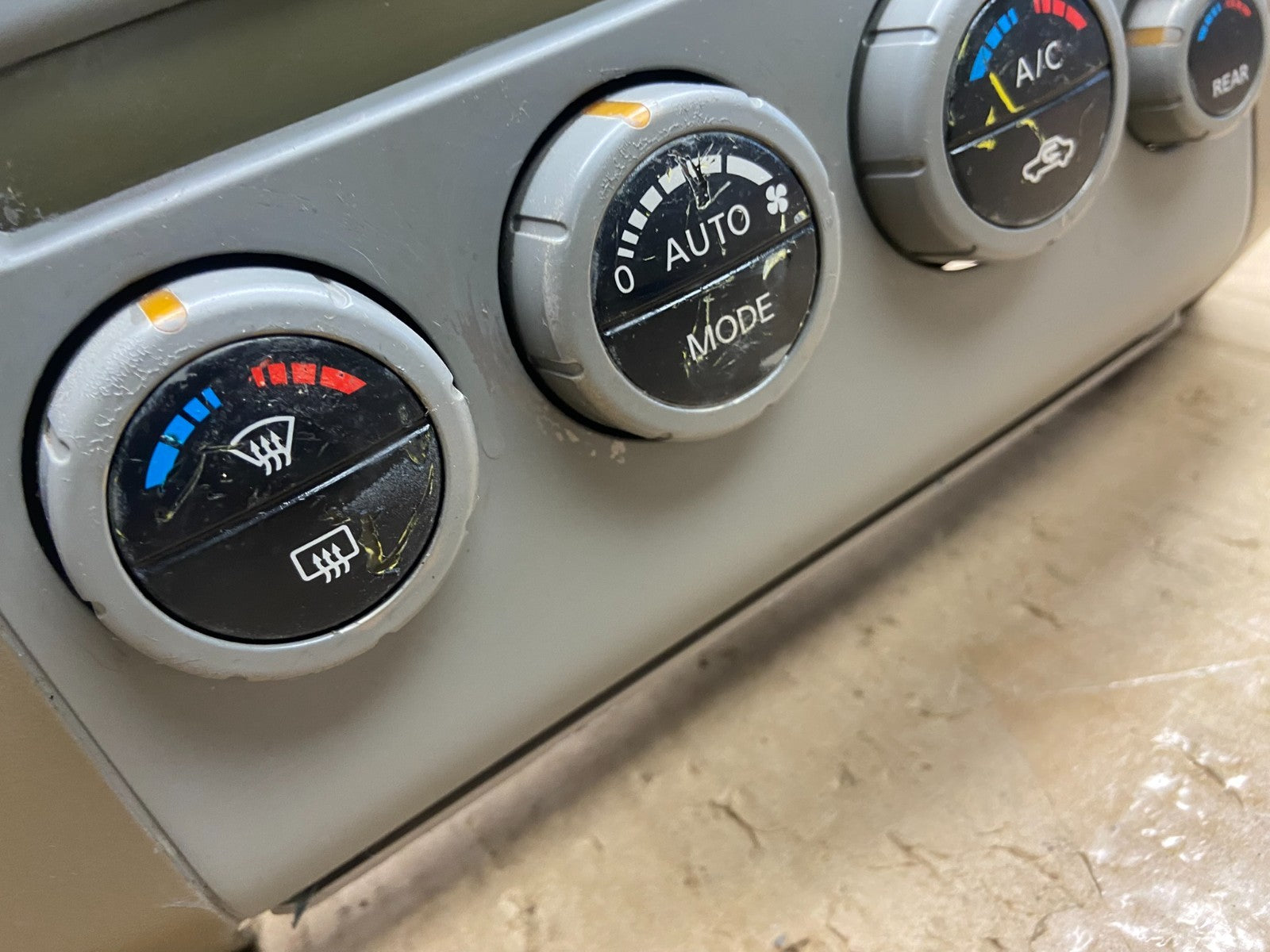 2005-2008 Nissan Pathfinder Radio A/C Heat Temperature Climate Control AE2080 DG1