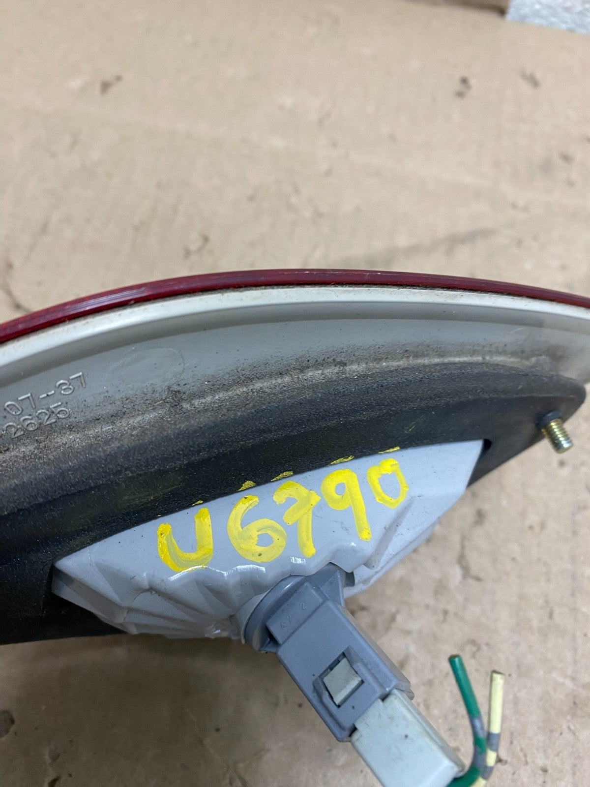 2003 to 2004 Toyota Avalon Right Passenger RH Inner Tail Light U6790 DW5