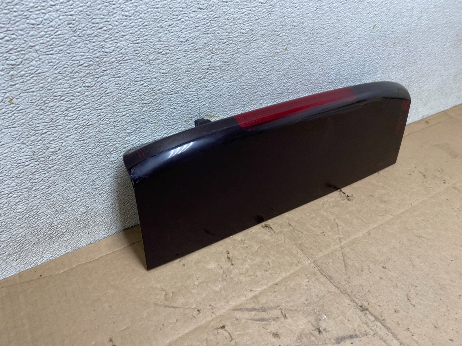 2005 to 2016 Land Rover Third Brake 3rd Rear Light OEM R7754 DG2
