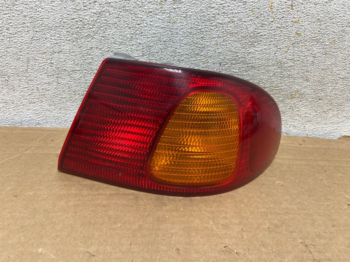 1998 1999 2000 Toyota Corolla Right Passenger Side Tail light AH8301 LK0