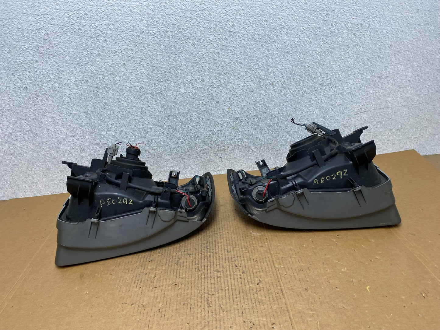 2002 2003 2004 Nissan Xterra Left+Right Side Headlights AE0292 DW7