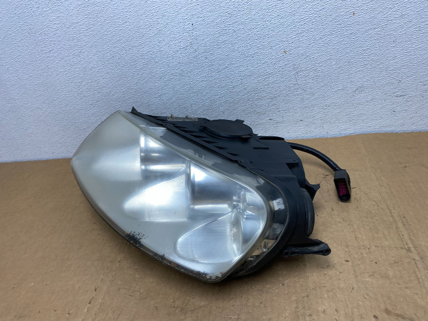 2004 to 2007 Volkswagen Touareg Left Driver Halogen Headlight AD1272 DW1