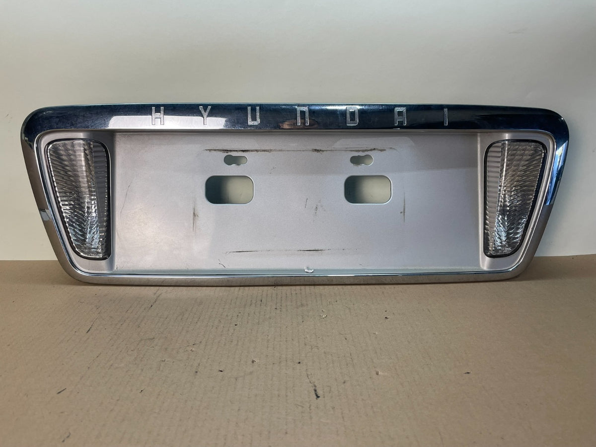 2003 - 2005 Hyundai Xg Trunk Lid Trim License Panel W Reverse Light AI4194 DG0
