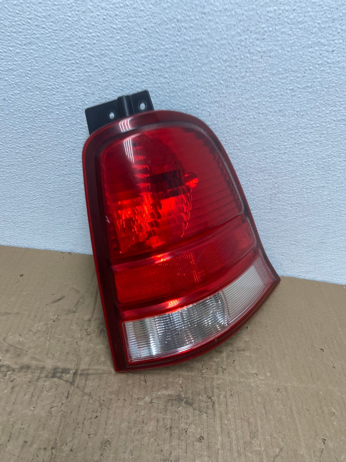 2004 to 2007 Ford Freestar Right Passenger RH Side Tail Light Oem AB8349 LK2
