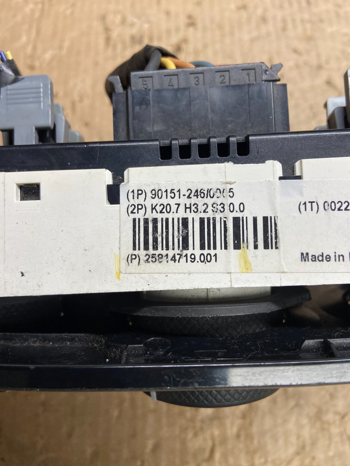 2006 to 2010 Hummer H3 Center Cosnole A/C Climate Control Radio Bezel AE4505 DG6