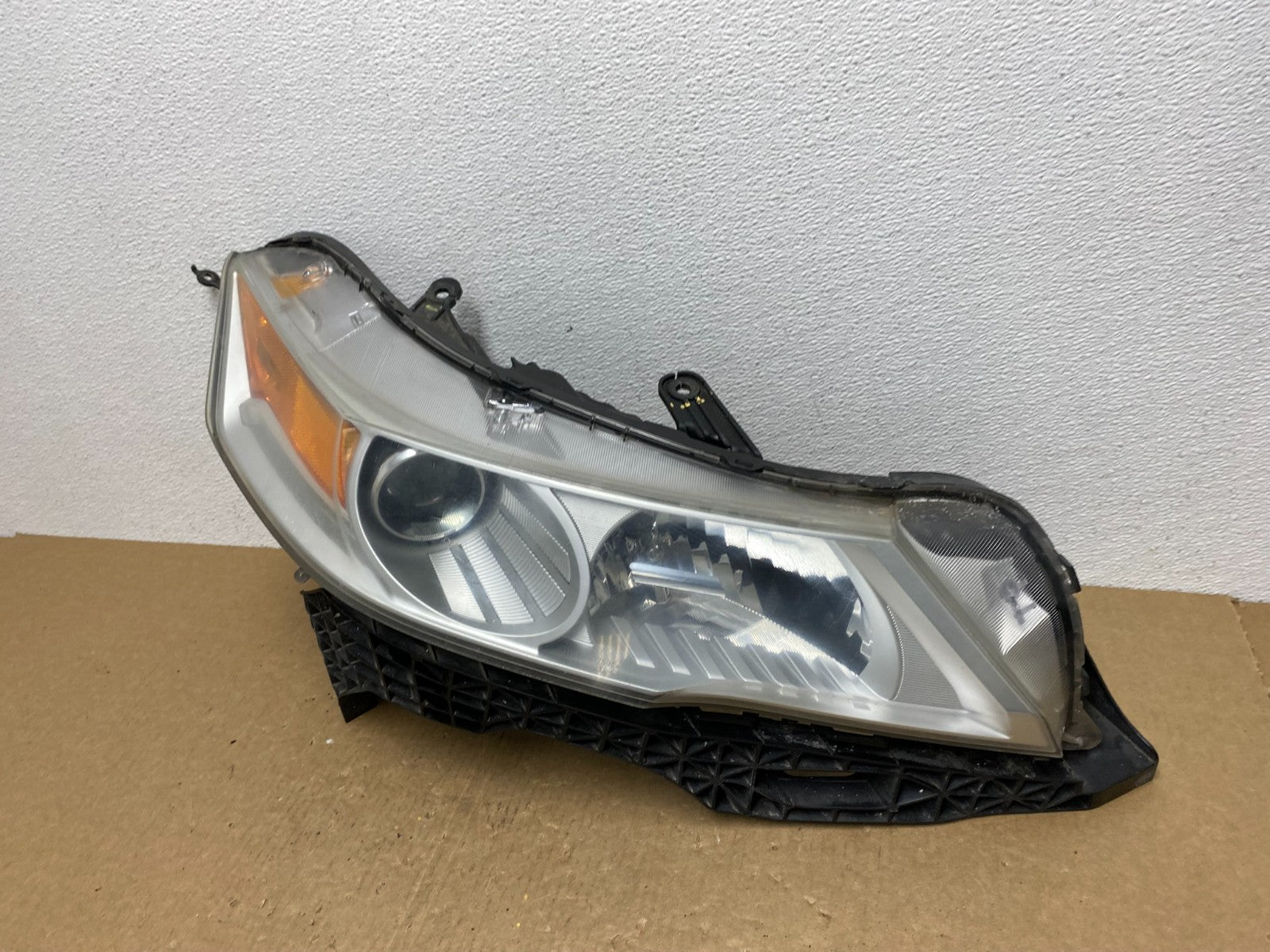 2009 to 2011 Acura TL Headlight Right Passenger Side Xenon HID AC1306 DW1