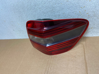 2009 to 2011 Mercedes ML350 ML-Class Right Passenger RH Tail Light AI5688 LK1