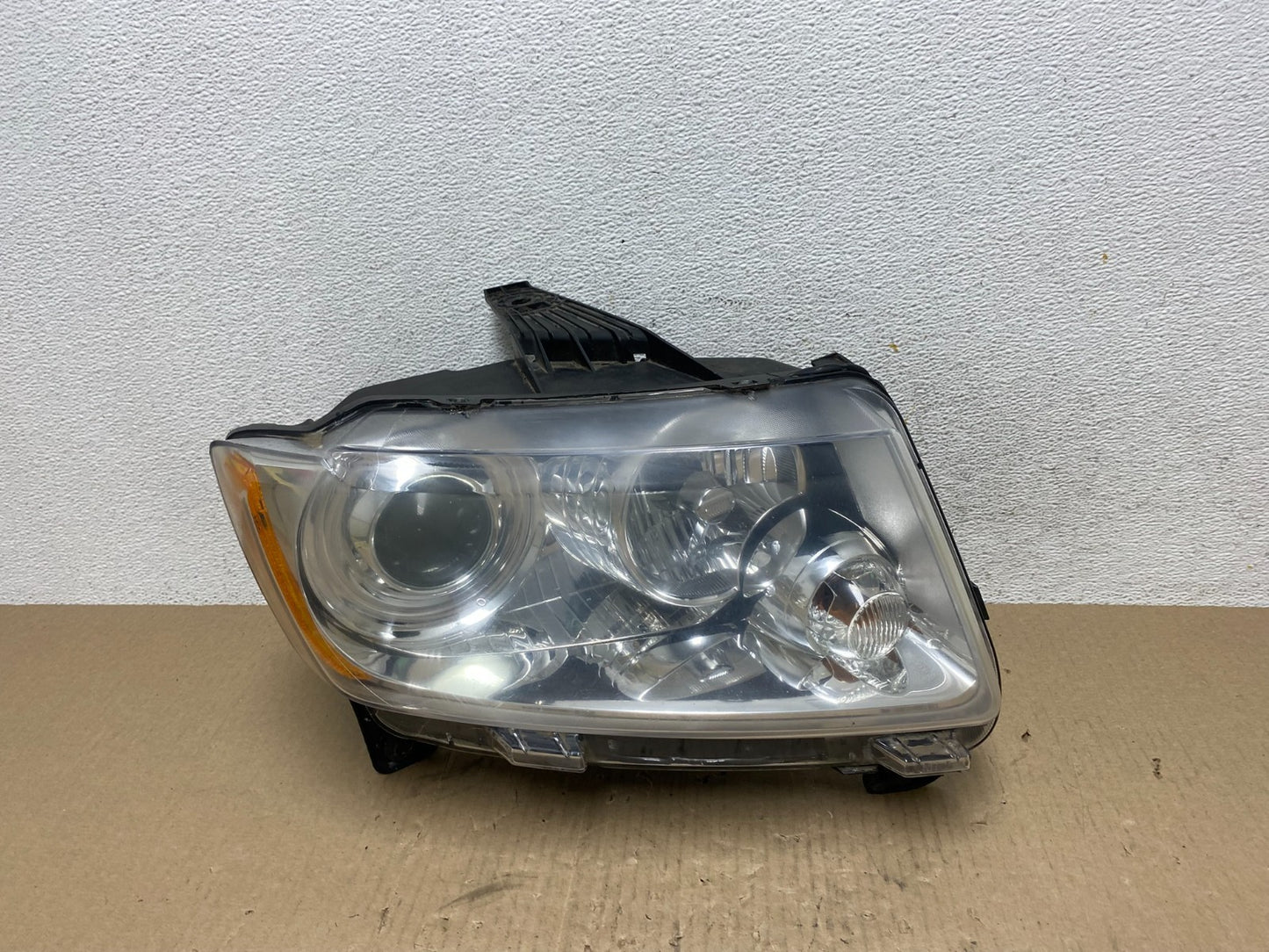 2011-2013 Jeep Grand Cherokee Right Passenger Xenon Headlight AE7063 DW0