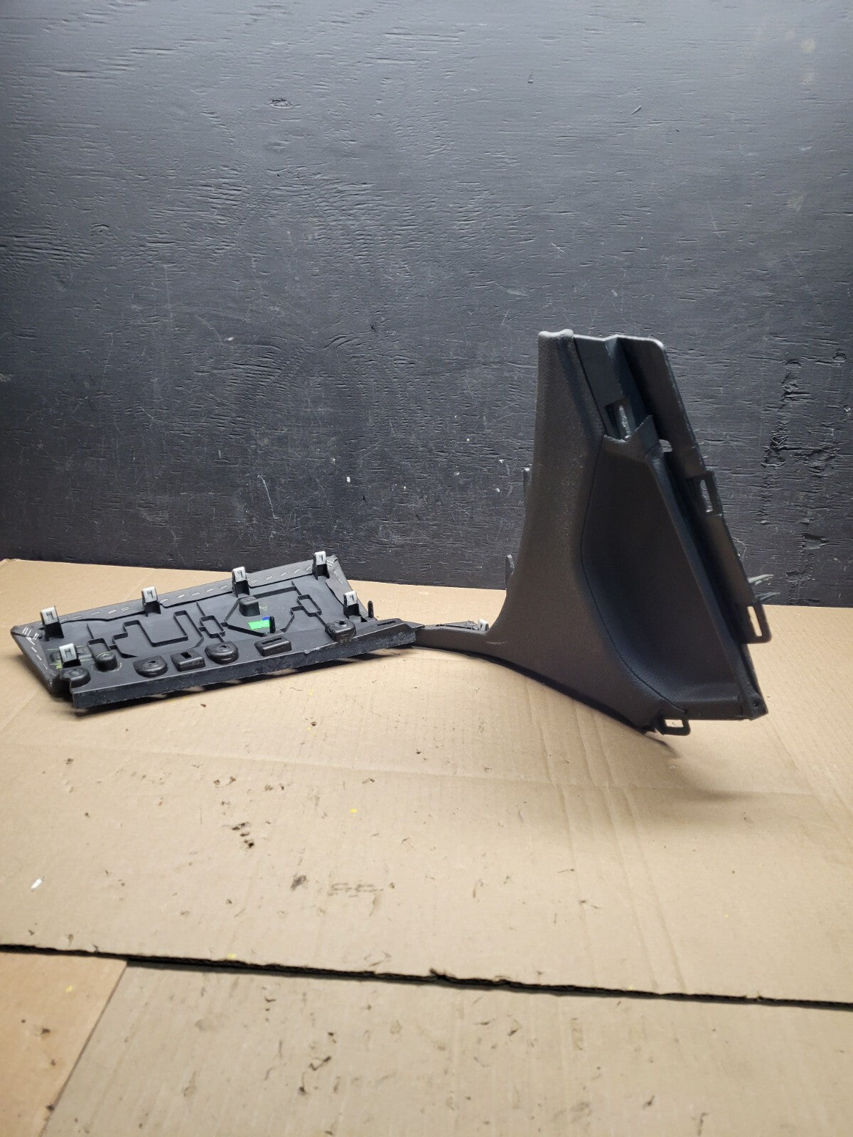 2013 to 2016 Lincoln MKS Front Right Dash Lower Panel Molding OEM i4943 DG14