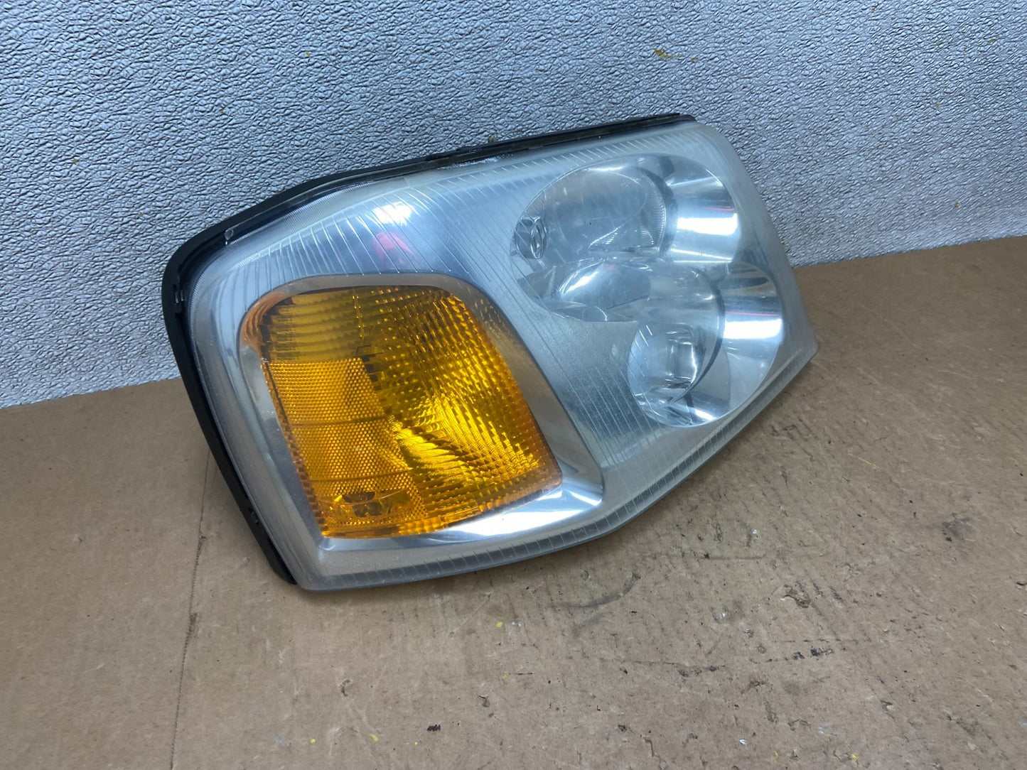 2002 to 2009 Gmc Envoy Right Passenger RH Side Headlight Halogen Z7688 PS2