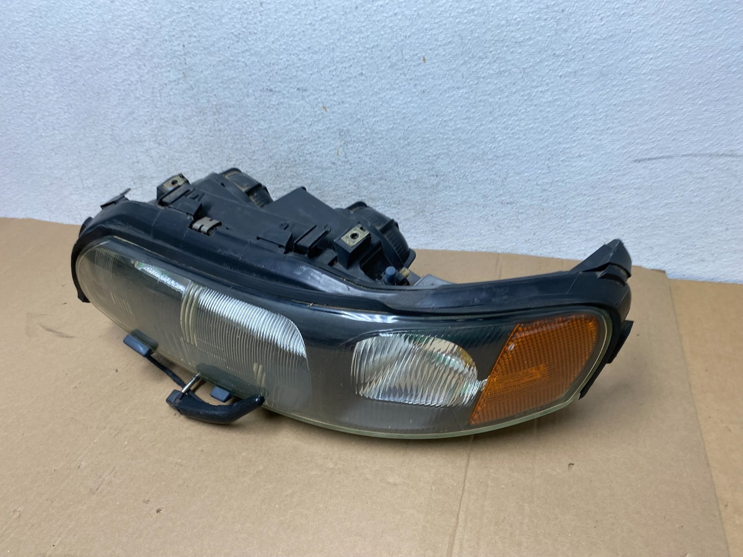 2001 2002 2003 2004 Volvo V70 XC70 Left Driver Side Headlight AD6411 DW1