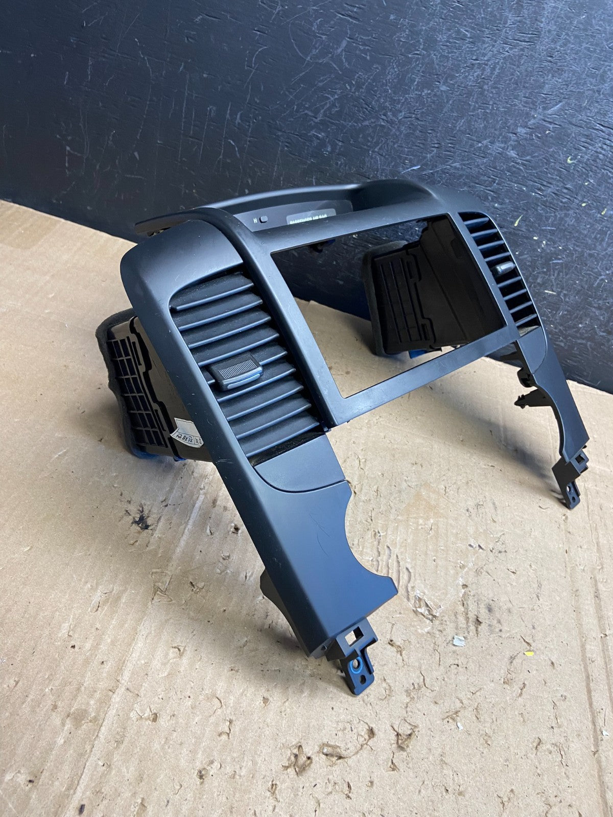 2006-2012 Hyundai Entourage Sedona Center Radio Clock Bezel Air Vent AE1975 DG1