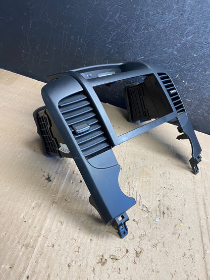 2006-2012 Hyundai Entourage Sedona Center Radio Clock Bezel Air Vent AE1975 DG1