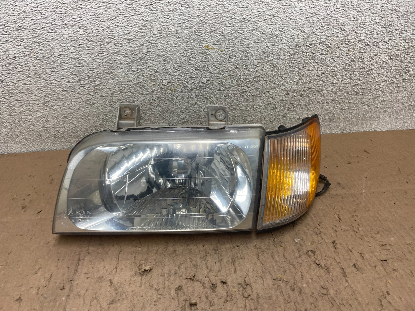 1998 to 2002 Kia Sportage Left Driver LH Halogen Headlight OEM Y4855 DG0