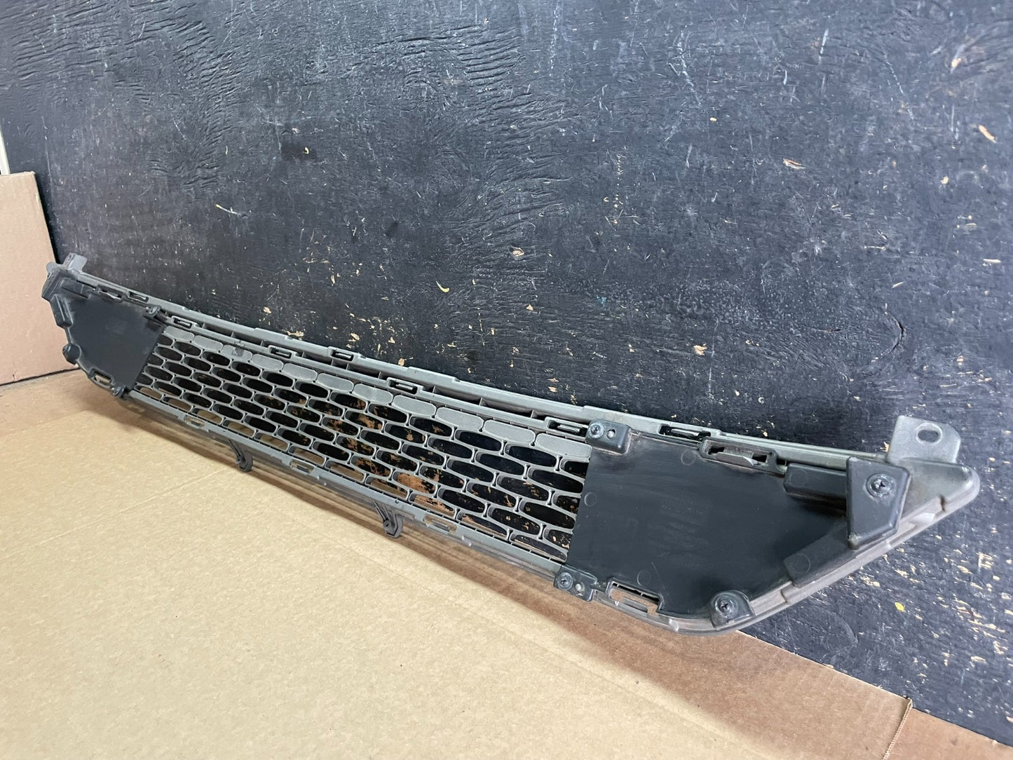 2014 to 2015 Kia Sorento Front Bumper Lower Center Grill Grille aa8940 DG5