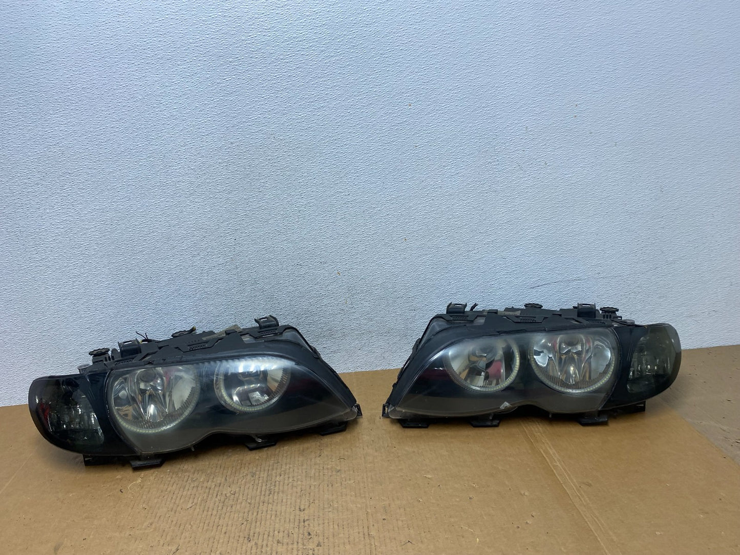 2002 to 2005 BMW 3 E46 Sedan Left+Right Set Halogen Headlights AE0597 DW0