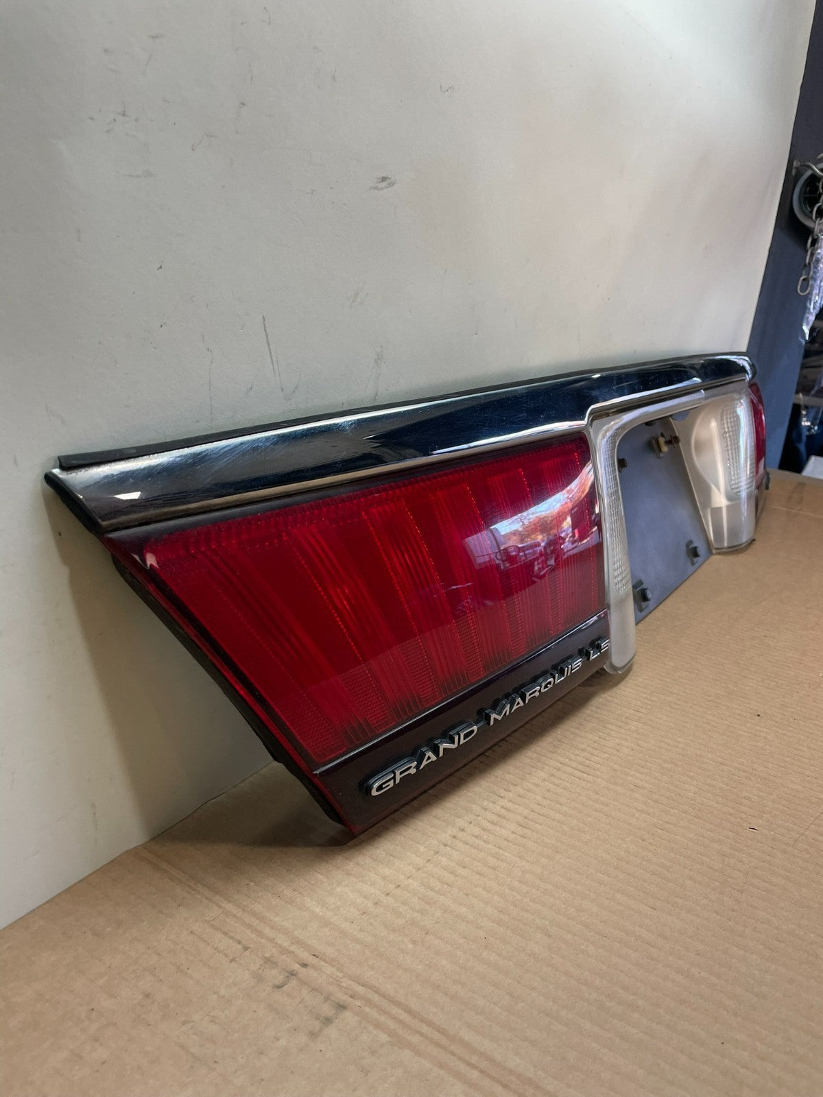 1998 to 2002 Mercury Grand Marquis Trunk Lid Center Tail Light AJ1065 DG2