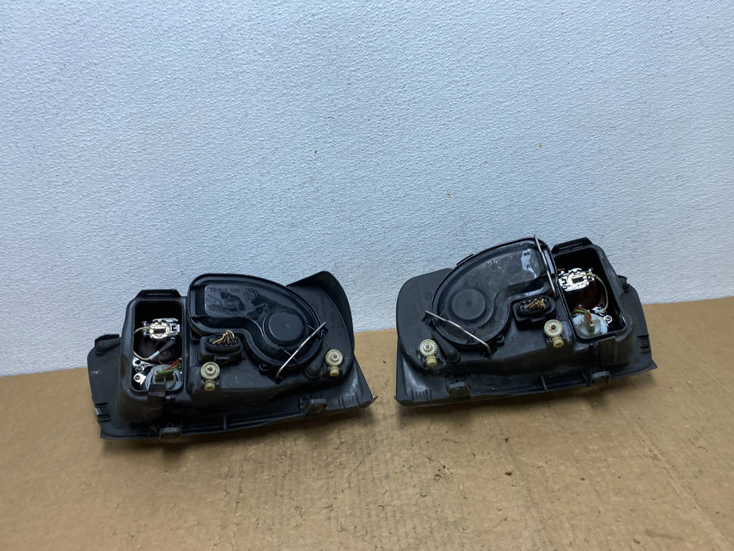 2002 to 2004 Volkswagen Jetta Left+Right Headlights AD0463 DW7