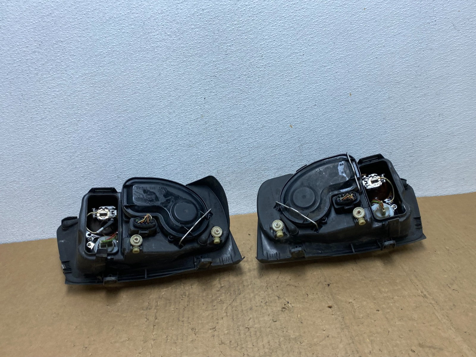 2002 to 2004 Volkswagen Jetta Left+Right Headlights AD0463 DW7