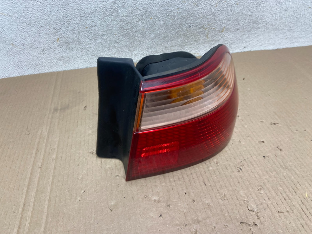 1998 to 2000 Honda Accord Sedan 4door Right RH Side Tail Light AI9541 LK2