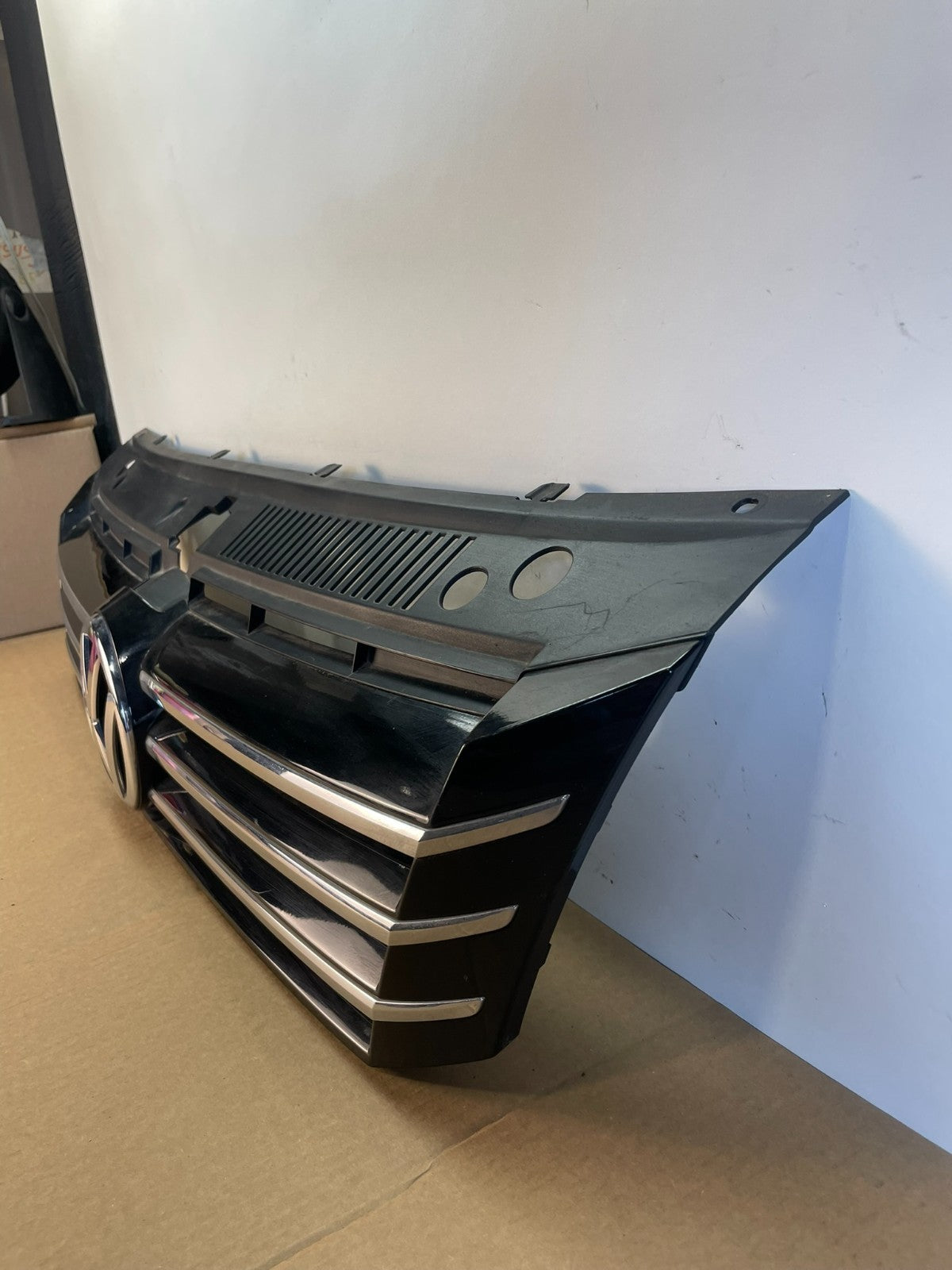 2016 to 2018 Volkswagen Passat Front Upper Grill Grille AG9842 DG1