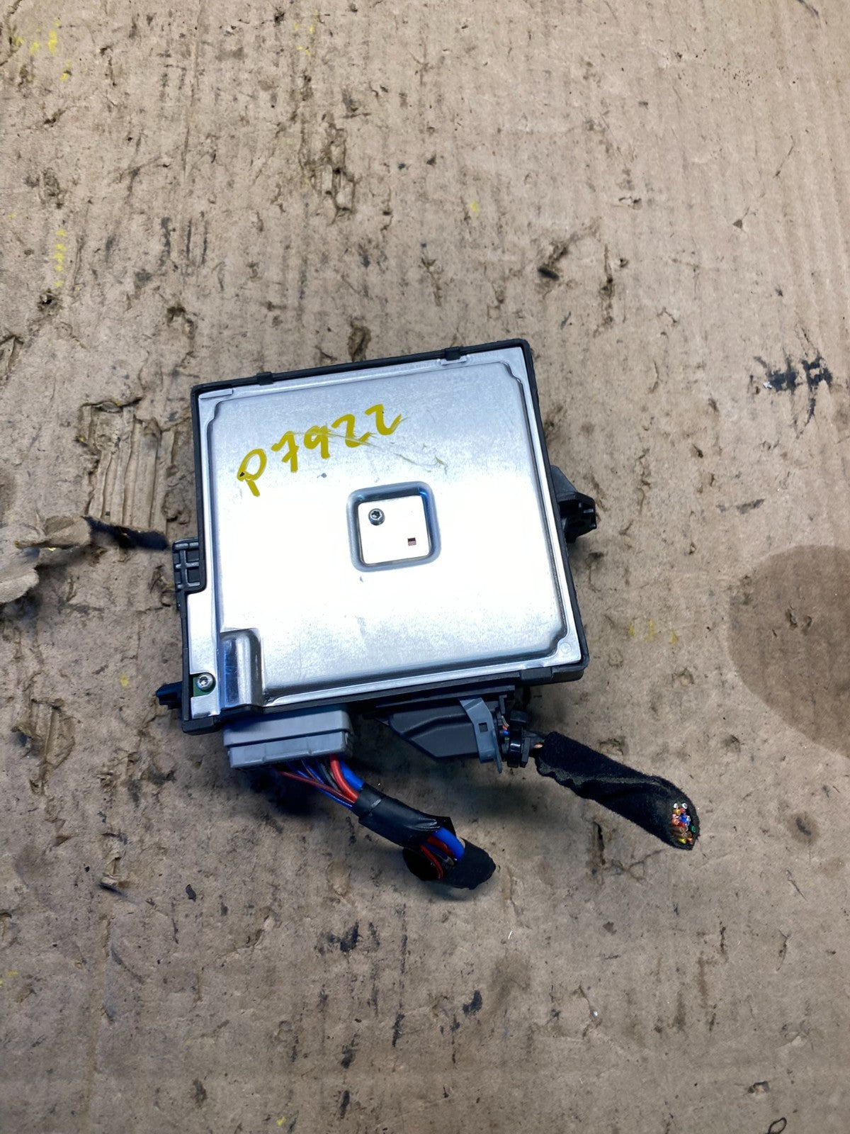 2006-2014 Kia Sedona Entourage Power Sliding Door Control Module P7922 DG5