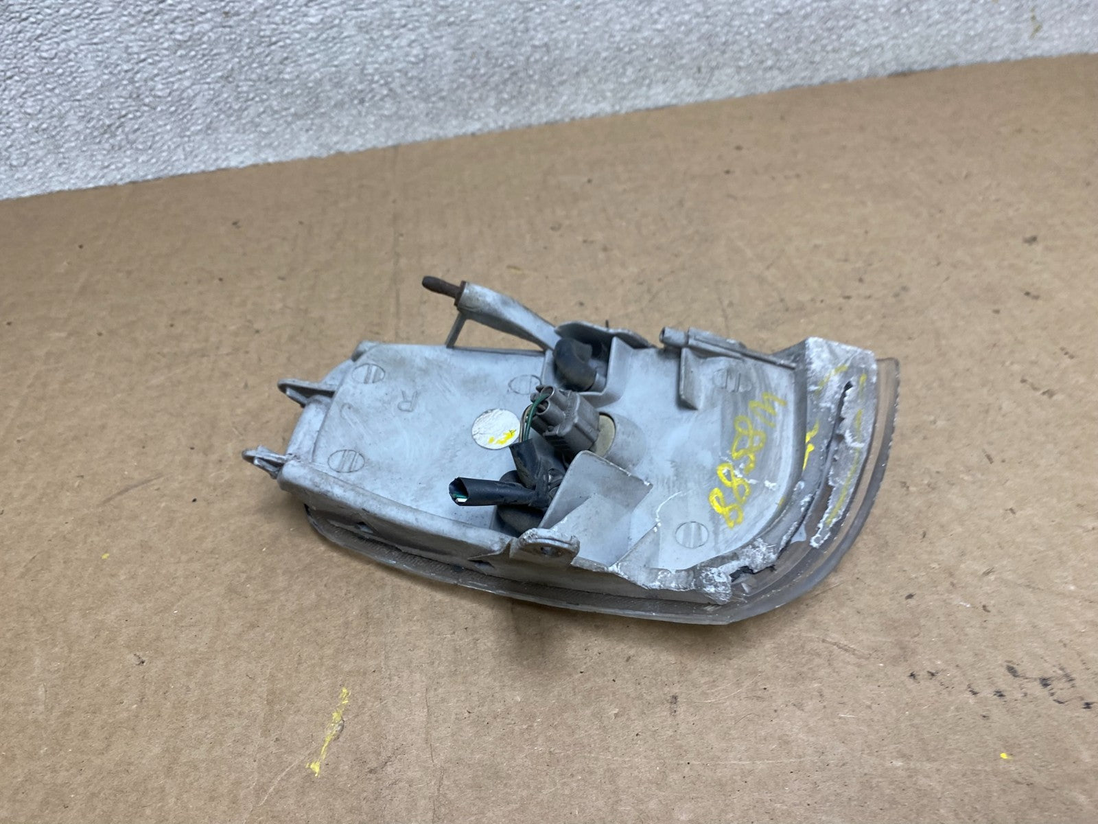 1992 to 1994 Toyota Camry Right Passenger RH Side Turn Signal W8588 DW6