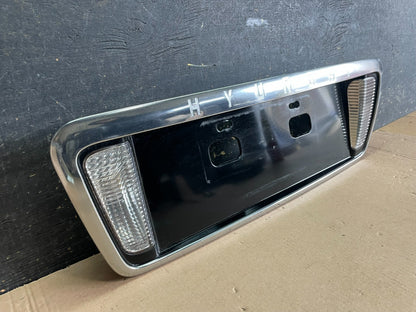 2003 - 2005 Hyundai Xg Trunk Lid Trim License Panel W Reverse Light AA1947 DG1