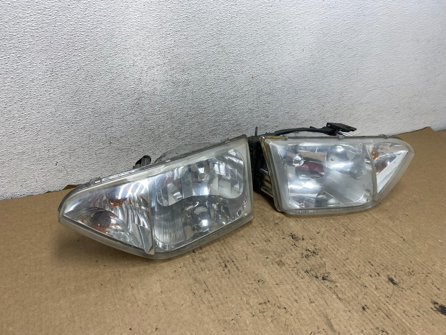 2001 to 2002 Nissan Quest Left+Right Side Halogen Headlights AG2505 DW2