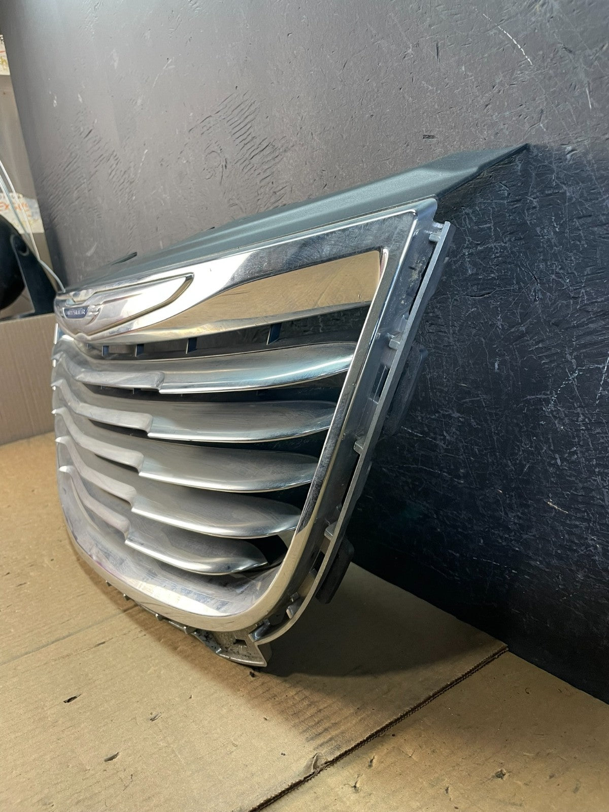 2011 to 2016 Chrysler Town & Country Front Upper Grill Grille AD0444 DG1