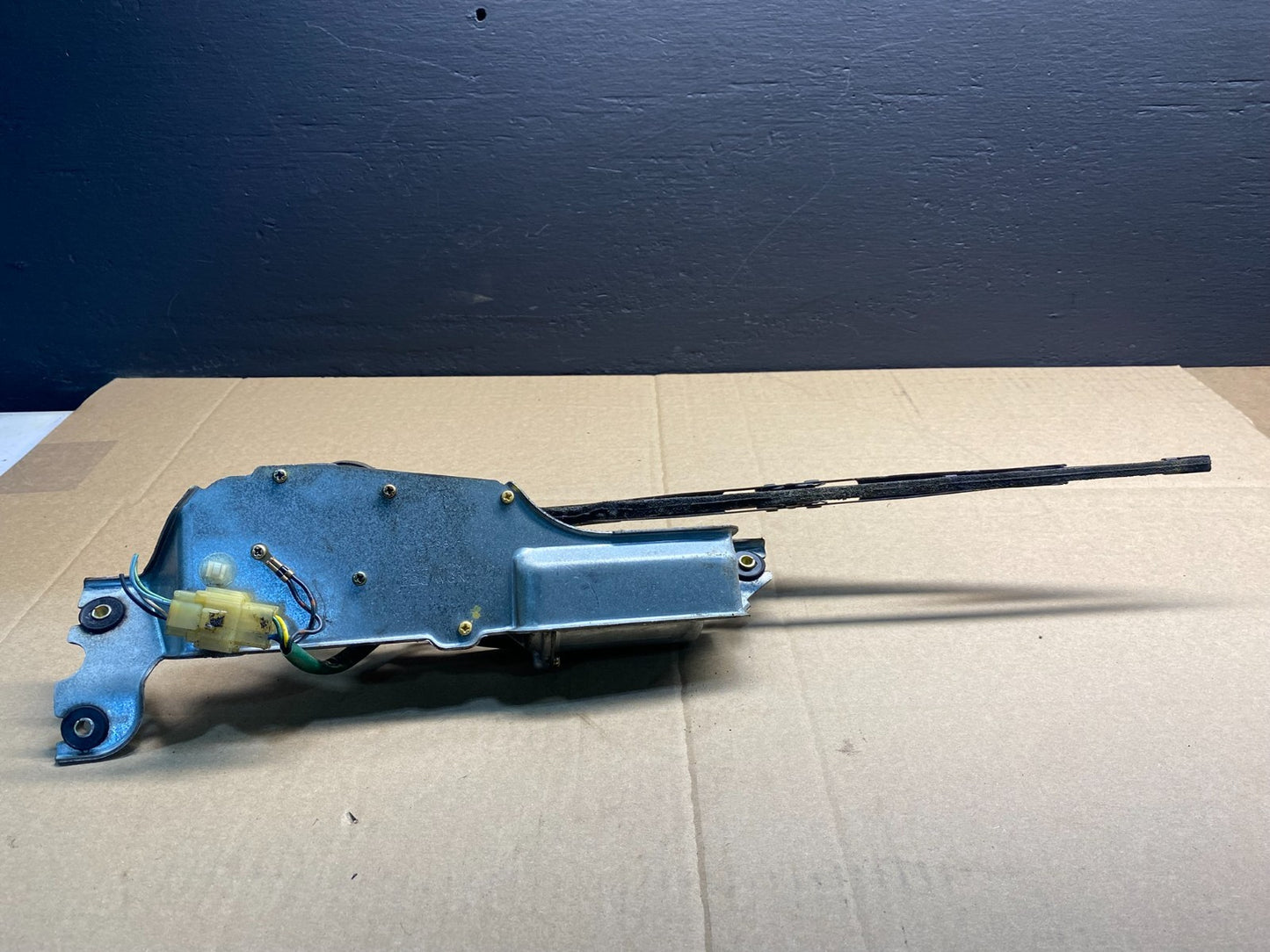 2000 to 2004 Subaru Legacy Wagon Rear  Windshield Wiper Motor AB41935