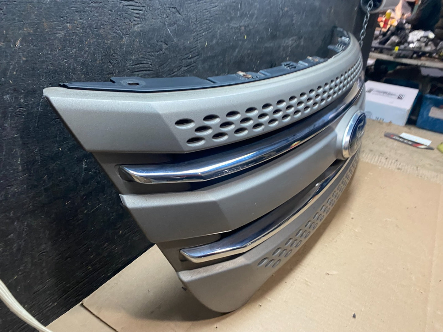 2011 to 2015 Ford Explorer Upper Front Grill Grille Oem W5954 DG2